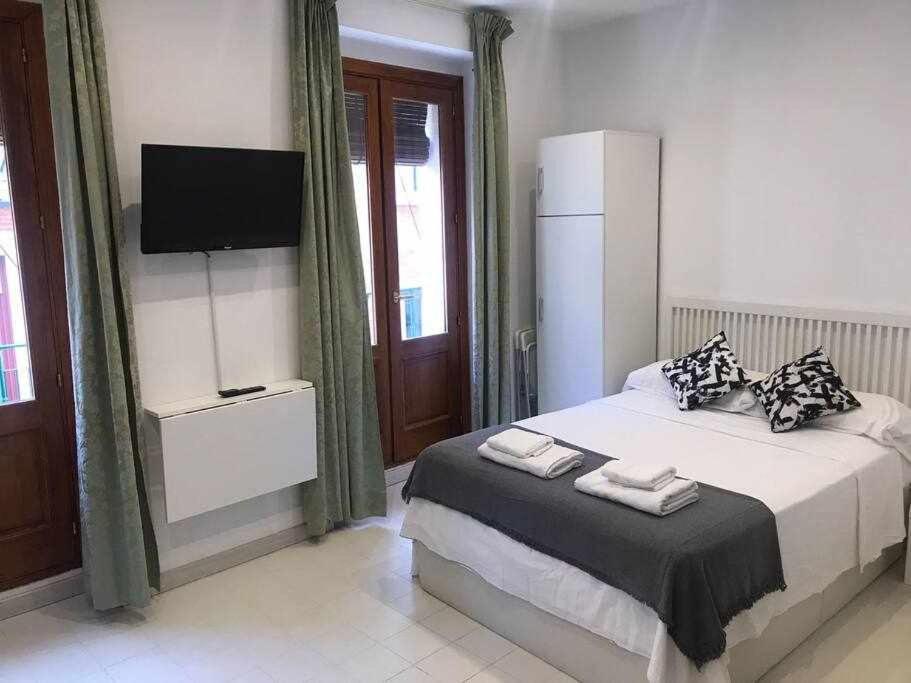 Un Genial Estudio En El Barrio Las Cortes Madrid Exterior foto